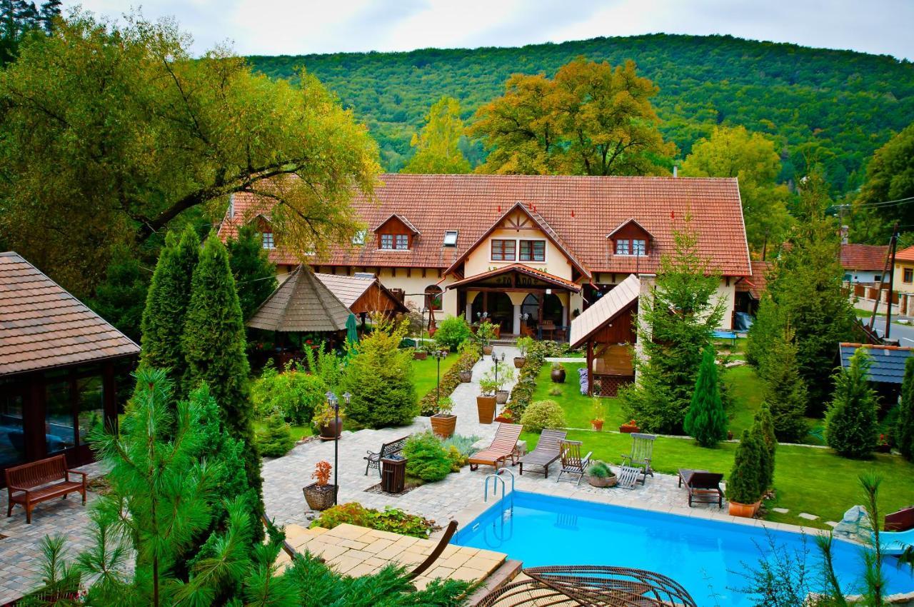 Aranygombos Fogado Hotel Telkibanya Exterior photo